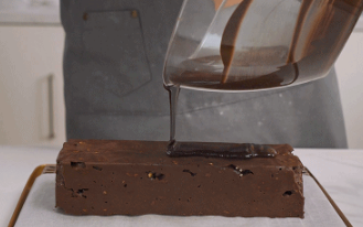 在家随手就能做的巧克力蛋糕，丝滑细腻贼过瘾